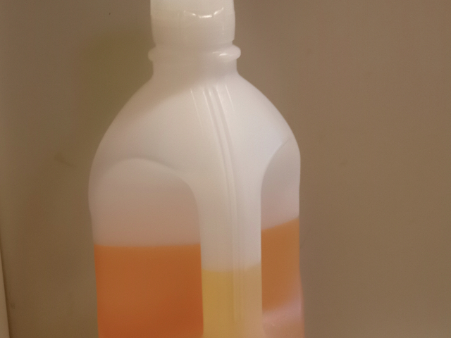 中身が半分ほど残ったままの食用油のボトル